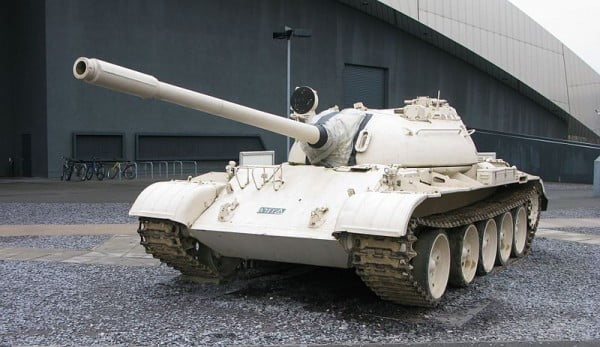 O tanque T-55, utilizado com adaptações desde 1945.