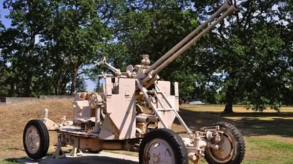 O canhão antiaéreo 65/74, de 37 milímetros e dois canos.