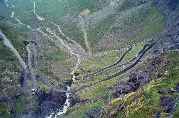 Ponto turístico da Noruega, Trollstigen é marcada pelos declives bastante íngremes.