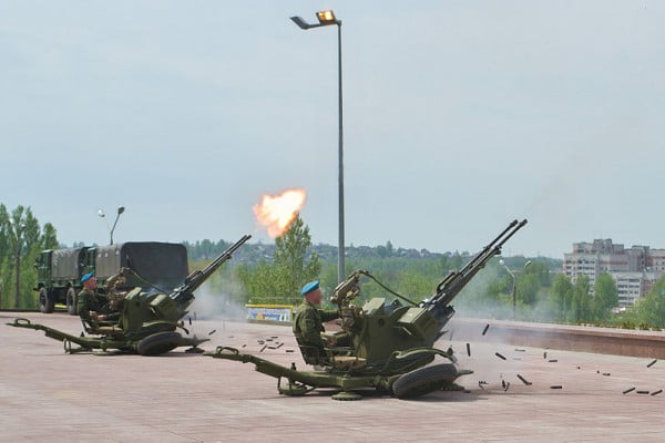 Canhões ZU-23-2, utilizados em exercício de treinamento.