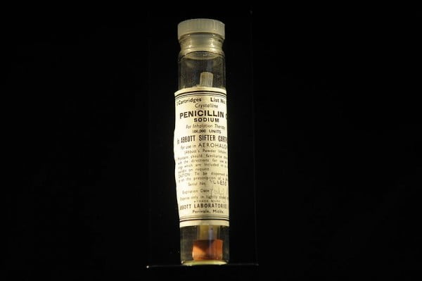 Frasco de penicilina já industrializado. Atualmente, o medicamento é produzido em todo o mundo. 