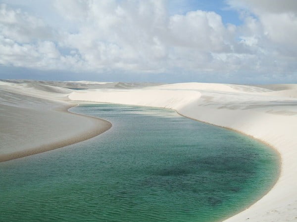  Uma lagoa entre dunas nos Lençóis Maranhenses.