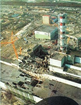 O reator 4 de Chernobyl, destruído em abril de 1986.