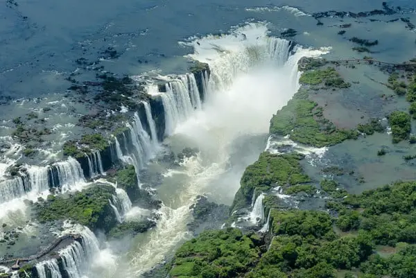 Vista aérea das cataratas do Iguaçu.