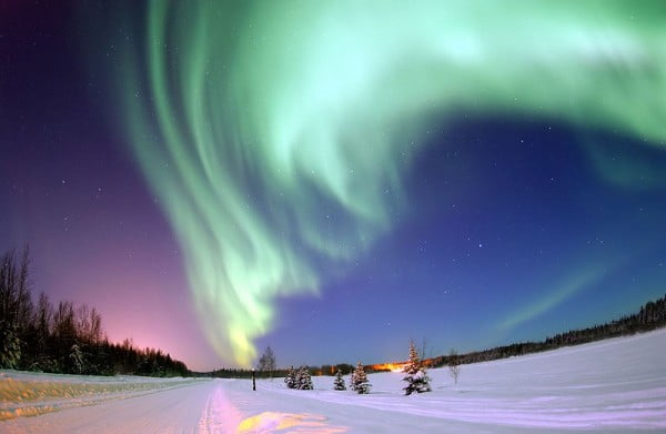 A aurora polar, respectivamente no Alasca e na Nova Zelândia.