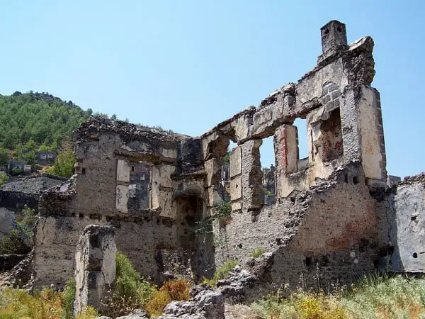 Restos de uma casa abandonada em Kayakoy.