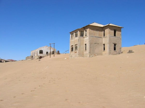 As últimas casas de Kolmanskop, devoradas pela areia.