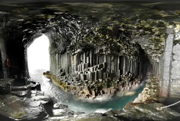  As colunas de basalto conferem um aspecto solene e único à gruta de Fingal. 