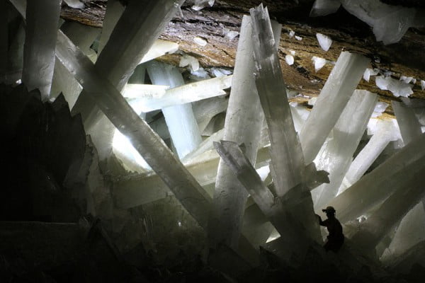  Os cristais de selenita de Naica. Para ter ideia das dimensões, compare com a pessoa no canto inferior direito.