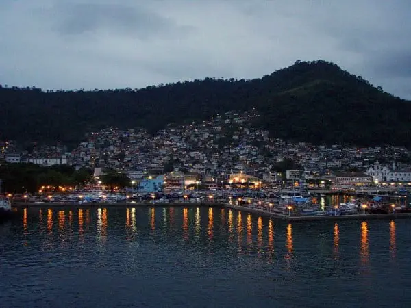 O entardecer de Angra dos Reis e o mirante do Bananal, um dos cartões postais da cidade.