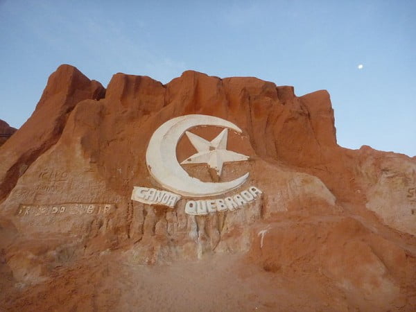  A lua e a estrela em uma das falésias de Canoa Quebrada.