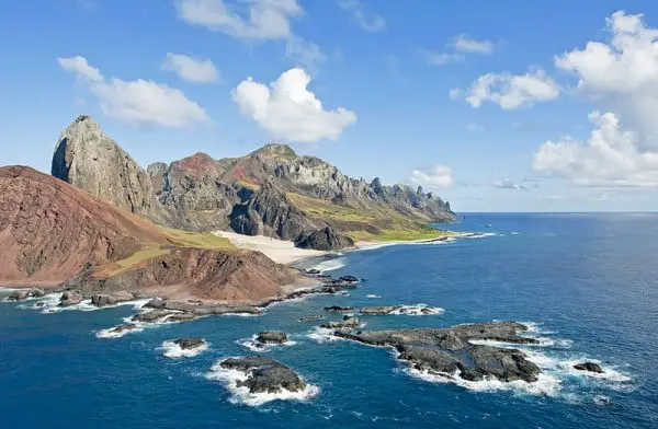 Vista aérea da ilha de Trindade.