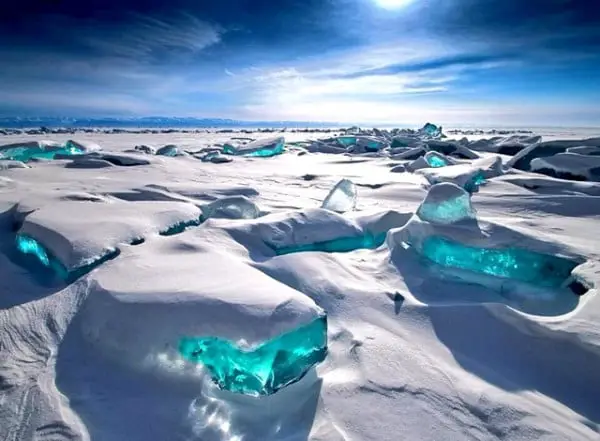  Os reflexos azul-turquesa do lago Baikal, que se espalham pelas águas degeladas na primavera.
