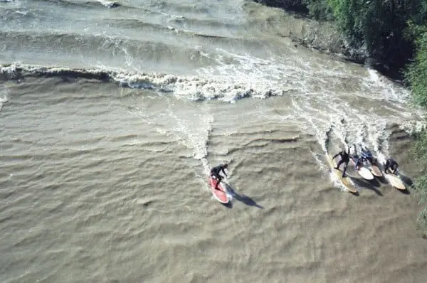 Surfistas em ação na pororoca. 