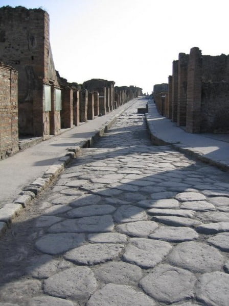 A via Sofia, entrada de Pompeia.