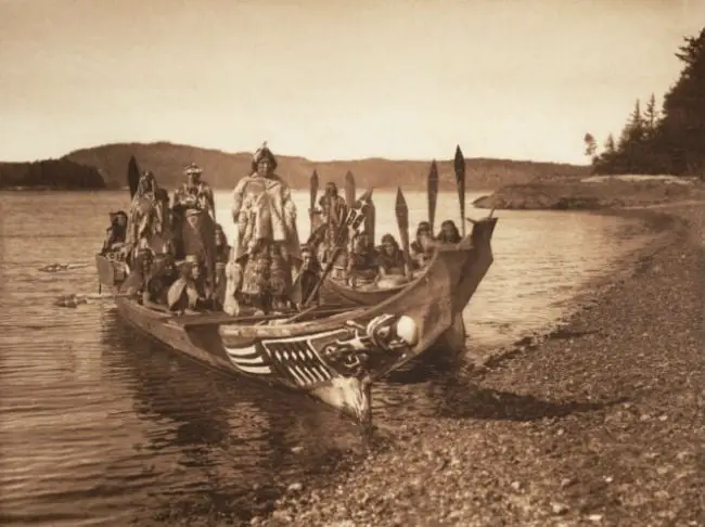 Canoas trazendo os índios para uma festa de casamento em 1914.