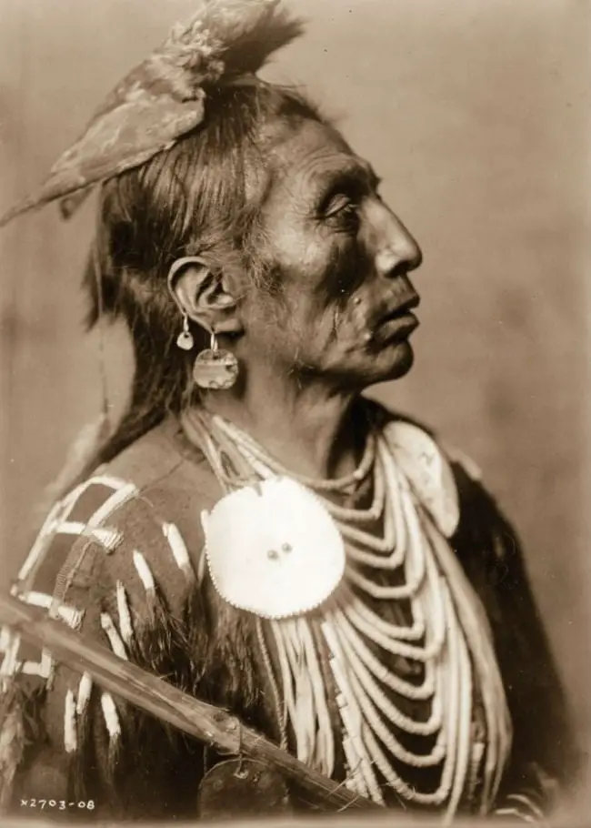 Um homem da tribo Apsaroke. Foto de 1908.