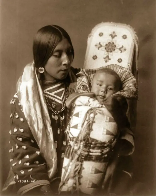 Uma mãe e filho posando para foto oficial em 1908.