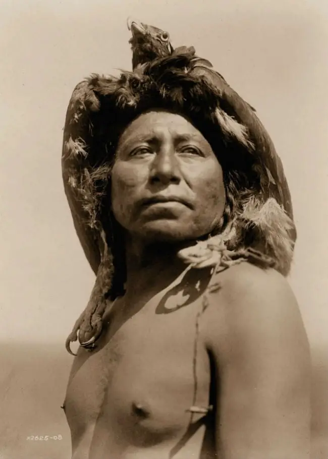 Xamã da tribo Apsaroke em 1908.