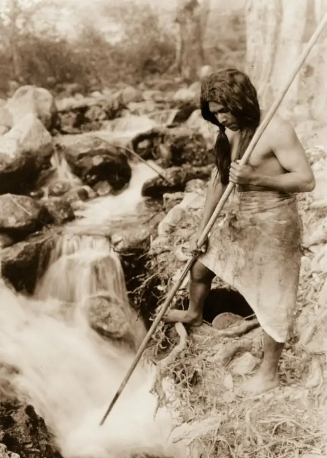 Pescando em 1923.