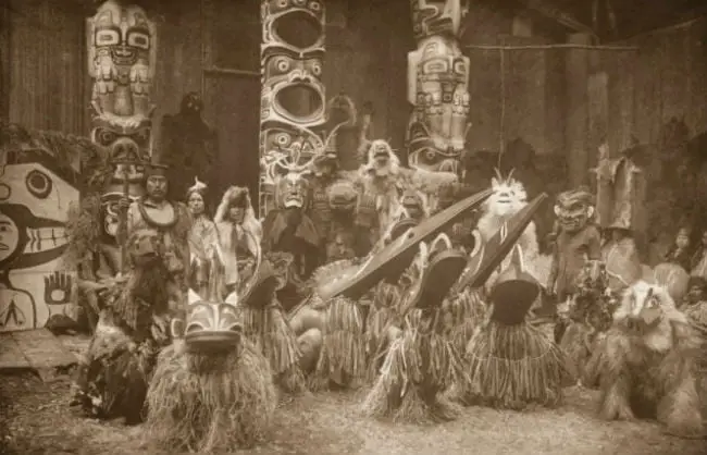 Dançarinos da tribo Qagyuhl realizando um rito sagrado em 1914.