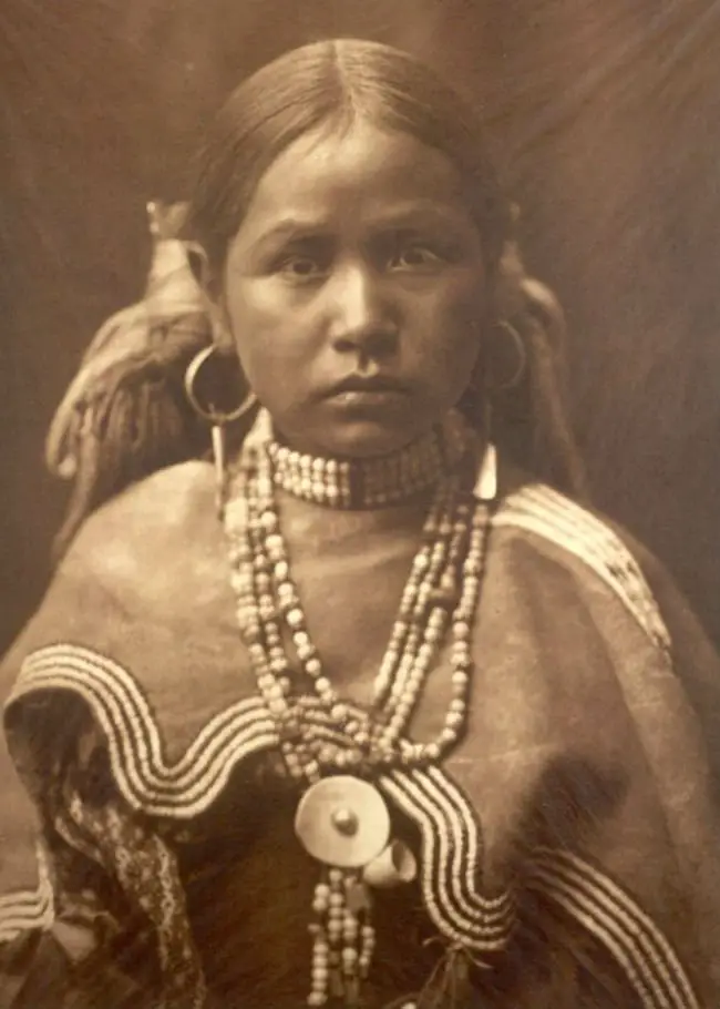 Uma menina Jicarrilla da tribo Apache. Foto de 1910.