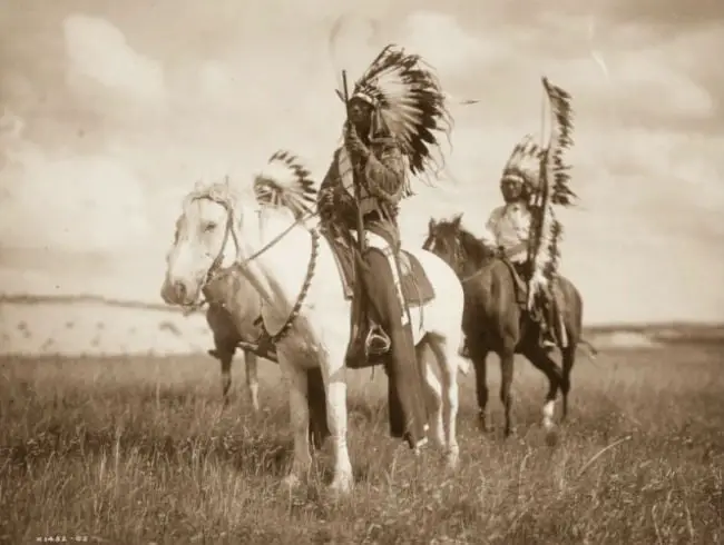 Chefes de Sioux patrulhando seu território, em 1905.