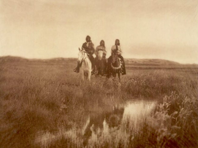 Chefes Piegan percorrendo as planícies em 1900.