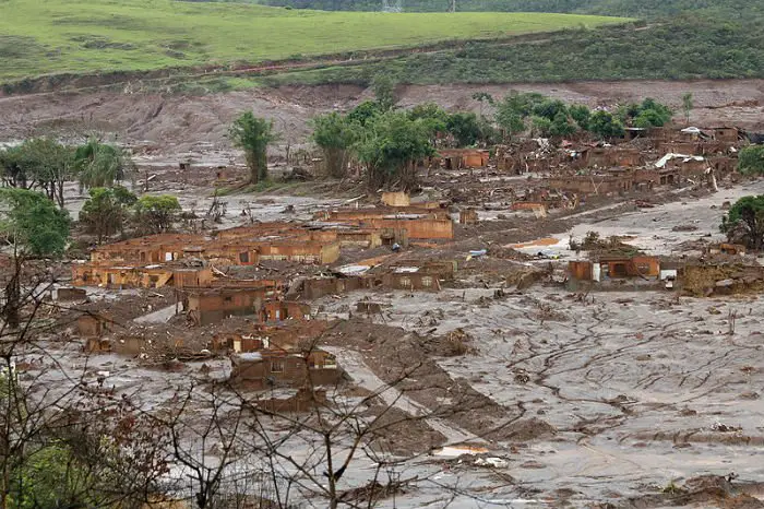 Vista de Bento Rodrigues, distrito de Mariana totalmente devastado.