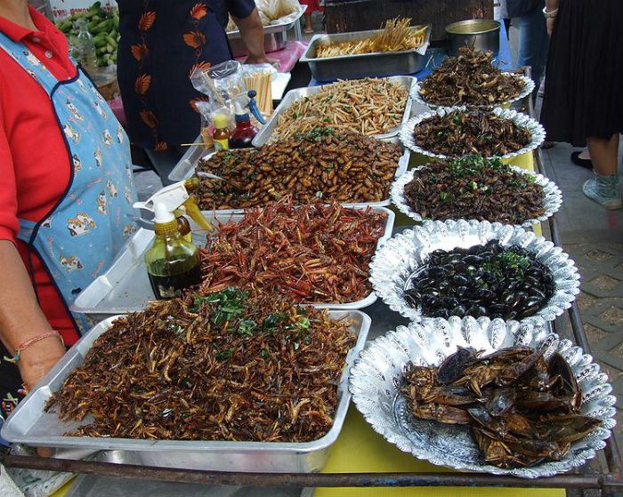 Em uma feira livre de Bangcok (capital tailandesa), os insetos são bastante procurados.