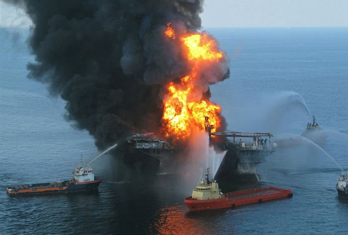 A Deepwater Horizon em chamas. A foto foi obtida pela Guarda Costeira norte-americana.
