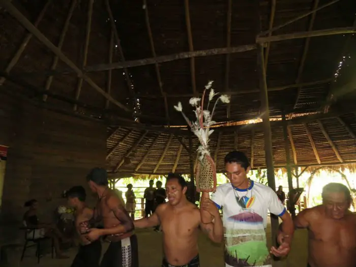 Índios Sateré-Mawé dançam durante o ritual da tucandeira (a luva está repleta de formigas).