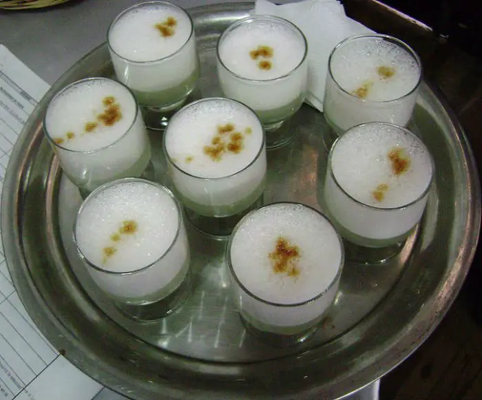 Um pisco sour, pronto para brindes peruanos.