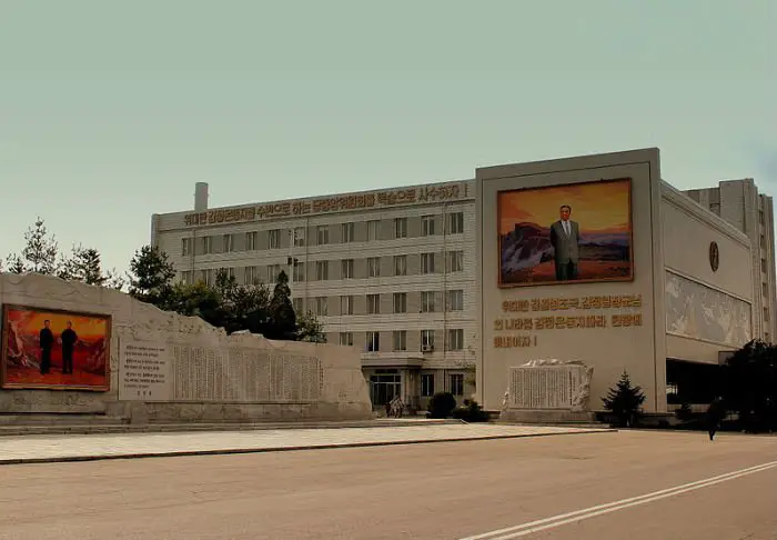 Prédios de Pyongyang com retratos dos líderes norte-coreanos.