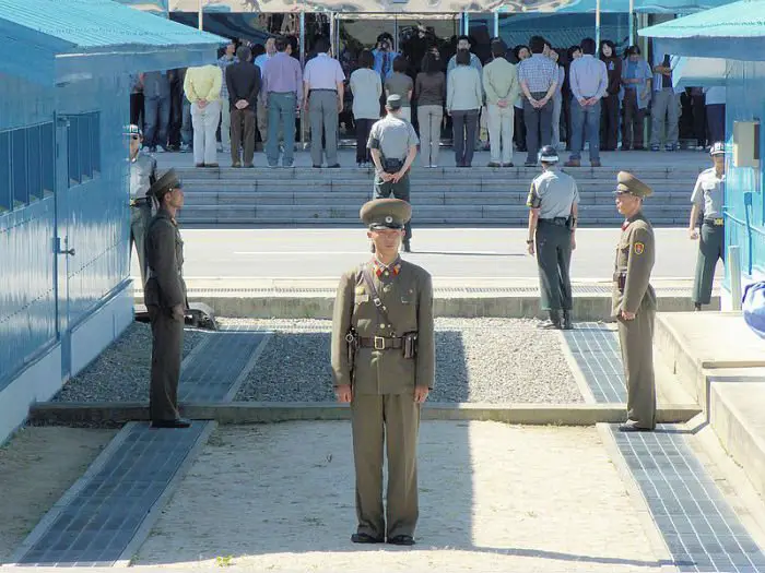 Soldados na zona desmilitarizada, uma faixa de 238 km de extensão que separa as duas Coreias.