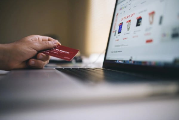 Pessoa fazendo compras online